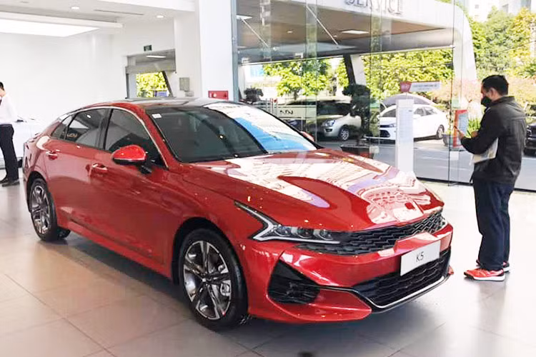  KIA K5 Thế hệ thứ 3 của KIA K5 cũng được mở bán tại Việt Nam vào cuối năm 2021 và cho đến nay chưa có bất kỳ thông tin nào về việc mẫu xe này sẽ được nâng cấp hay làm mới. Doanh số xe K5 cũng khá khiêm tốn khi chỉ bán được 14 chiếc trong tháng 8/2024, đứng trên Accord nhưng thua khá nhiều so với Mazda 6 (42 xe) và Toyota Camry (65 xe).
