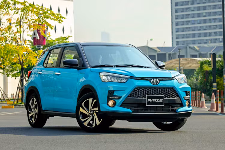  Toyota Raize Từng là ngôi sao phân khúc SUV cỡ A với doanh số không ít lần dẫn đầu nhóm, song sức hút của Toyota Raize ngày càng giảm tại Việt Nam. Trong tháng 8 vừa qua, đã có tất cả 296 chiếc Raize mở bán thành công, đây không phải là kết quả kém trên thị trường nhưng lại thấp nhất toàn đội.