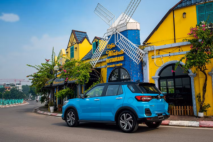 Toyota Raize lần đầu mở bán tại Việt Nam vào tháng 11/2021. Cho đến nay, thiết kế và trang bị của xe vẫn rất hợp thời, song để tăng sức cạnh tranh trước loạt đối thủ mạnh thiết nghĩ đã đến lúc Raize cần được nâng cấp.