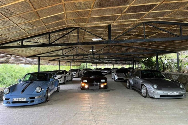 Hình ảnh mới xuất hiện trên MXH cho thấy, 1 garage đơn giản với các khung sắt và lợp mái tranh nhưng dàn xe đỗ lại không hề giản đơn tý nào với hơn 20 chiếc, giá trị phải trên 350 tỷ đồng. Một trong số này là Ferrari F355 phiên bản coupe với ngoại thất màu đen bóng.
