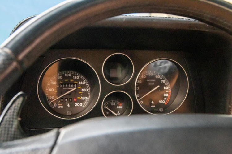 Siêu xe cổ Ferrari F355 Berlinetta sở hữu khối động cơ V8, dung tích 3.5 lít đình đám trong những năm 1995. "Trái tim" này sản sinh công suất tối đa 375 mã lực tại vòng tua máy 8.250 vòng/phút và mô-men xoắn cực đại 363 Nm tại vòng tua 6.000 vòng/phút. Xe chỉ mất khoảng thời gian 4,7 giây đã có thể tăng tốc từ vị trí xuất phát lên 100 km/h trước khi đạt vận tốc tối đa 295 km/h.