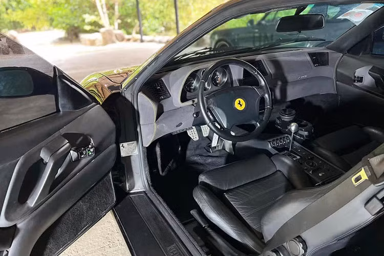 Ferrari F355 Berlinetta được giới thiệu vào tháng 5/1994, là chiếc đầu tiên trong một loạt các mẫu F355 thành công nhất. Ban đầu, xe có trang bị hộp số sàn 6 cấp đến năm 1997, nó được đánh giá là chiếc xe thương mại đầu tiên được trang bị hộp số F1, được phát triển từ xe đua Công thức 1. Hộp số này đảm bảo chuyển số nhanh hơn, với lợi thế bổ sung là cả hai tay người lái đều có thể cầm lái mọi lúc.
