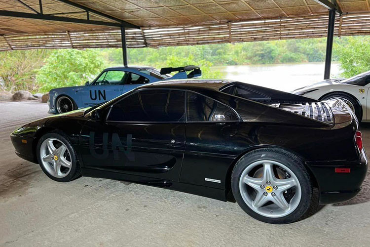 Đây là một chiếc siêu xe Ferrari F355 Berlinetta phiên bản Coupe đời 9x và rõ ràng, "vua cà phê" Việt Nam chỉ còn thiếu Ferrari F355 GTS là hoàn thành đủ bộ 3 xe Ferrari F355 nhưng phiên bản này rất đắt đỏ và chưa có xe nào lăn bánh trong nước.