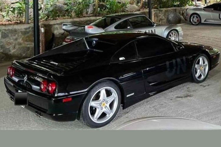 Khác với siêu xe Ferrari F355 Spider được dán hoặc sơn lại màu đen có ngoại thất nguyên bản là màu đỏ, chiếc siêu xe Ferrari F355 Berlinetta mới lộ ảnh về garage xe của ông Đặng Lê Nguyên Vũ nguyên bản là mang màu đen, doanh nhân này chỉ việc dán thêm chữ UN bên cửa xe, điểm nhấn của xe là bộ mâm sơn màu bạc.