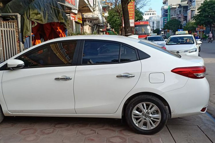 Công suất xe 105 mã lực tại vòng tua 6.000 vòng/phút và mô-men xoắn 140 Nm tại 4.200 vòng/phút. Động cơ 1.5 kết hợp hộp số CVT giúp Vios đạt tốc độ tối đa 170 km/h và mức tiêu hao nhiên liệu trên đường hỗn hợp là 5,8 lít/100 km. Các thông số đều tương đương Vios ở Việt Nam.