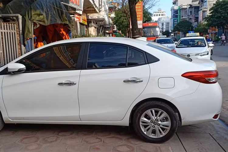 Công suất xe 105 mã lực tại vòng tua 6.000 vòng/phút và mô-men xoắn 140 Nm tại 4.200 vòng/phút. Động cơ 1.5 kết hợp hộp số CVT giúp Vios đạt tốc độ tối đa 170 km/h và mức tiêu hao nhiên liệu trên đường hỗn hợp là 5,8 lít/100 km. Các thông số đều tương đương Vios ở Việt Nam.