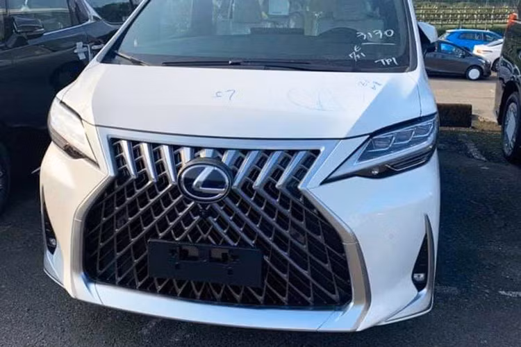 Nằm hai bên lưới tản nhiệt của mẫu xe MPV hạng sang Lexus LM 300h mới này là cụm đèn pha LED sắc sảo với 3 bóng bên trong, tích hợp dải đèn LED định vị ban ngày hình chữ V quen thuộc. Trên cản trước còn có hốc đèn sương mù đi kèm dải mạ crôm hình chữ L ngược.