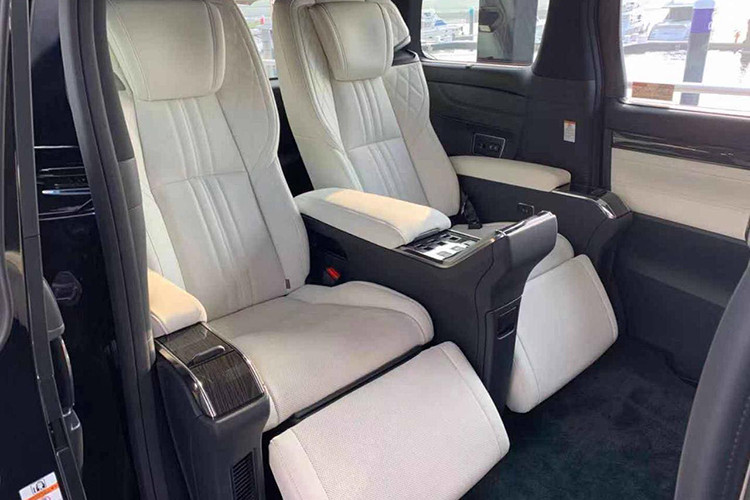 Mẫu xe minivan hạng sang Lexus LM mới sẽ có tổng cộng 02 tuỳ chọn hệ dẫn động bao gồm cầu trước (FWD) và bốn bánh (AWD). Lexus LM cho khả năng vận hành êm ái hơn nhờ công nghệ giảm xóc Swing Valve Shock Absorber chia sẻ từ dòng Lexus ES thế hệ mới.