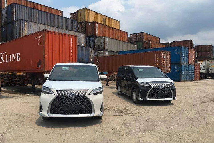 Mới đây, hình ảnh bộ đôi MPV hạng sang Lexus LM 300h 2020 mới, đầu tiên được khui công tại Việt Nam đã bất ngờ được truyền tải trên mạng xã hội và thu hút sự quan tâm của người tiêu dùng. Theo đó, 2 mẫu MPV “sang chảnh” này được một doanh nghiệp tư nhân nhập khẩu về để phân phối chứ không phải sản phẩm chính hãng.