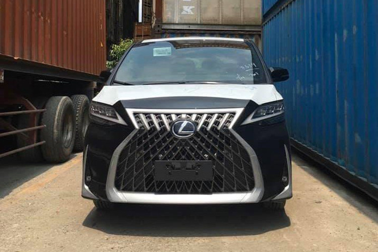Giá xe Lexus LM 2020 thuộc phiên bản 7 chỗ này hiện chưa được tiết lộ. nhưng trước đó đơn vị này từng chào bán phiên bản Royal Lounge 4 chỗ với giá khoảng 11 tỷ đồng. Do đó, giá của phiên bản 7 chỗ này dự đoán sẽ thấp hơn 1 chút nhưng có lẽ sẽ không chênh lệch nhiều.