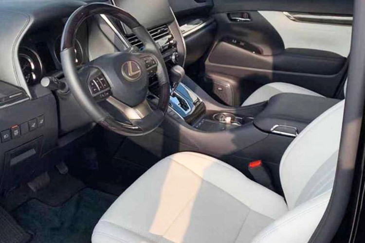 Nội thất của phiên bản này không có những tiện nghi cao cấp như phiên bản 4 chỗ nhưng vẫn sở hữu ghế thương gia ở hàng giữa, đầy đủ bệ tì tay, tựa để chân và các nút bấm điều chỉnh chức năng. Chất liệu bọc nội thất là loại da cao cấp cũng là điểm nhấn của mẫu xe MPV hạng sang mới này.