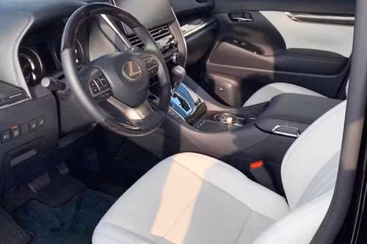 Nội thất của phiên bản này không có những tiện nghi cao cấp như phiên bản 4 chỗ nhưng vẫn sở hữu ghế thương gia ở hàng giữa, đầy đủ bệ tì tay, tựa để chân và các nút bấm điều chỉnh chức năng. Chất liệu bọc nội thất là loại da cao cấp cũng là điểm nhấn của mẫu xe MPV hạng sang mới này.