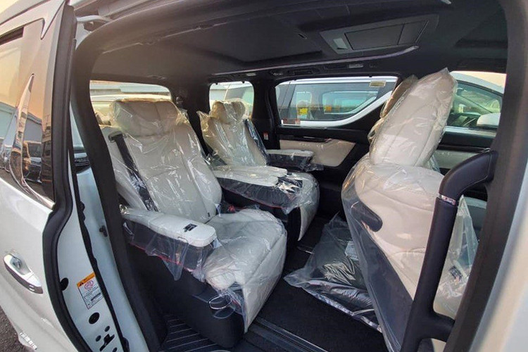 Xe cũng được tích hợp các nút bấm chức năng mới nhất của dòng xe sang Lexus, vô lăng đặc trưng của thương hiệu, màn hình trung tâm 12,3 inch đặt nổi kết hợp hệ thống âm thanh Mark Levinson... cùng với ghế ngồi dạng thương gia có thể ngả hay tích hợp các chức năng massage.