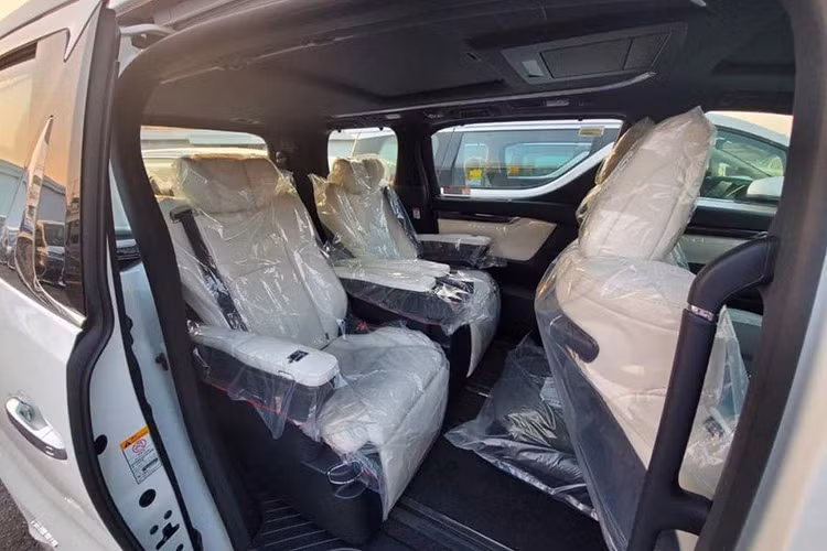 Xe cũng được tích hợp các nút bấm chức năng mới nhất của dòng xe sang Lexus, vô lăng đặc trưng của thương hiệu, màn hình trung tâm 12,3 inch đặt nổi kết hợp hệ thống âm thanh Mark Levinson... cùng với ghế ngồi dạng thương gia có thể ngả hay tích hợp các chức năng massage.