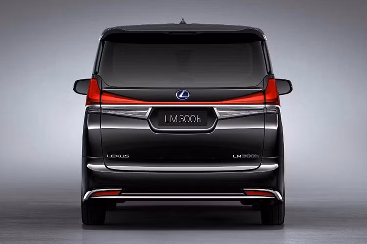 Ở phiên bản LM 300h, xe được trang bị hệ truyền động hybrid bao gồm động cơ xăng 4 xi-lanh, dung tích 2.5L kết hợp với mô-tơ điện cho tổng công suất tối đa đạt 208 mã lực và mô-men xoắn cực đại lên đến 409 Nm. Trang bị hộp số là loại vô cấp E-CVT. 