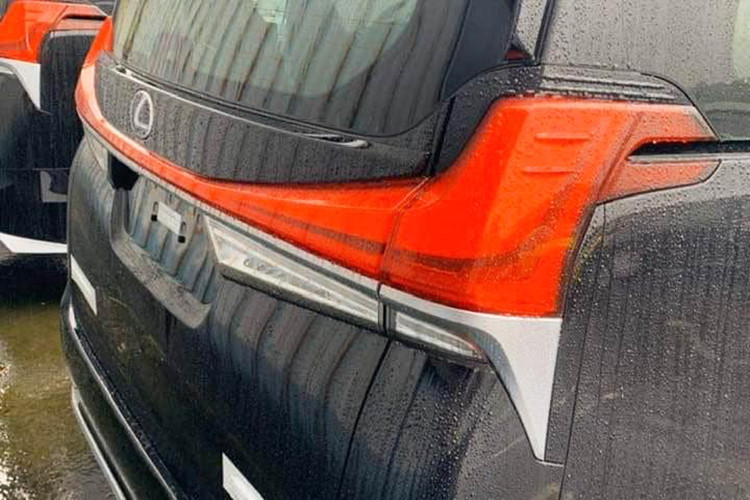 Được phát triển dựa trên nền tảng của Toyota Alphard, Lexus LM 2020 sở hữu nhiều điểm tương đồng trong thiết kế với "chuyên cơ mặt đất". Điểm nhấn của Lexus LM 2020 nằm ở lưới tản nhiệt hình con suốt "khổng lồ", bao quanh bởi viền mạ crôm dày dặn.