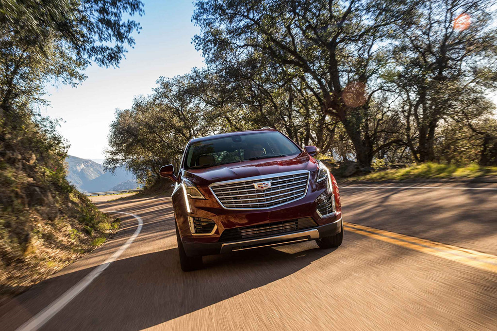 Cadillac XT5: Mẫu cross-over có giá bán từ 40.595 USD của Cadillac có động cơ V6 3.6L công suất 310 mã lực, mô-men xoắn 366 Nm, đi kèm hộp số tự động 8 cấp, có thể kết hợp cùng hệ dẫn động 4 bánh tùy chọn trên các phiên bản Luxury hay Premium Luxury.