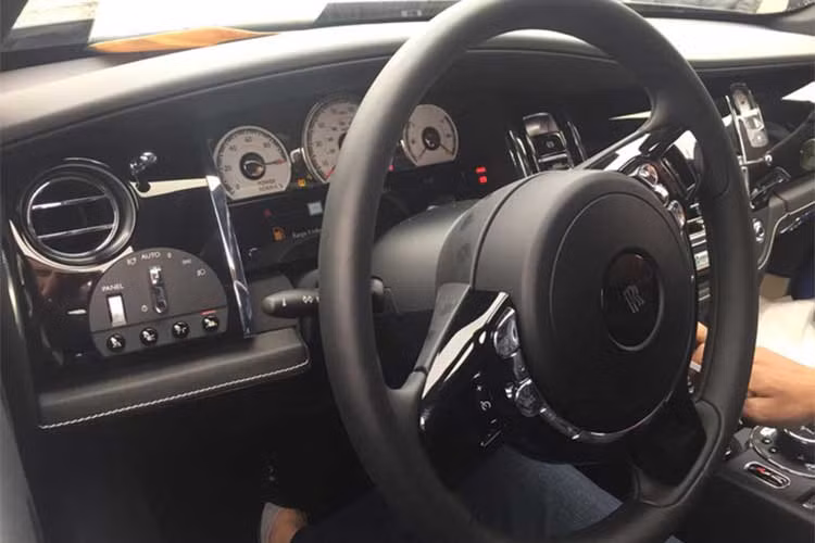 Ở bên trong, nội thất những chiếc Rolls-Royce Wraith Black Badge cũng là loại đặc biệt với sự góp mặt của 2 chất liệu chính: nhôm và carbon. Những đường chỉ nhôm được gia công tinh xảo với đường kính chỉ 0,014 mm rồi được "dệt" một cách tỉ mỉ với sợi carbon để tạo nên chất liệu nội thất độc nhất cho chiếc xe siêu sang.