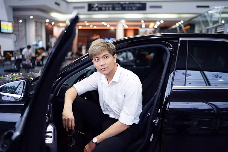 Trang bị an toàn với hệ thống kiểm soát thông minh Agility Control giảm chấn kiểm soát từng bánh xe. Hệ thống phanh thích ứng Adaptive với chức năng chống bó cứng phanh, chống trượt khi tăng tốc, làm khô má phanh và trợ giúp vượt dốc, cân bằng điện tử, hỗ trợ đậu xe Parktronic với các cảm biến phía trước và sau. Điều hòa khí hậu tự động Thermatic.