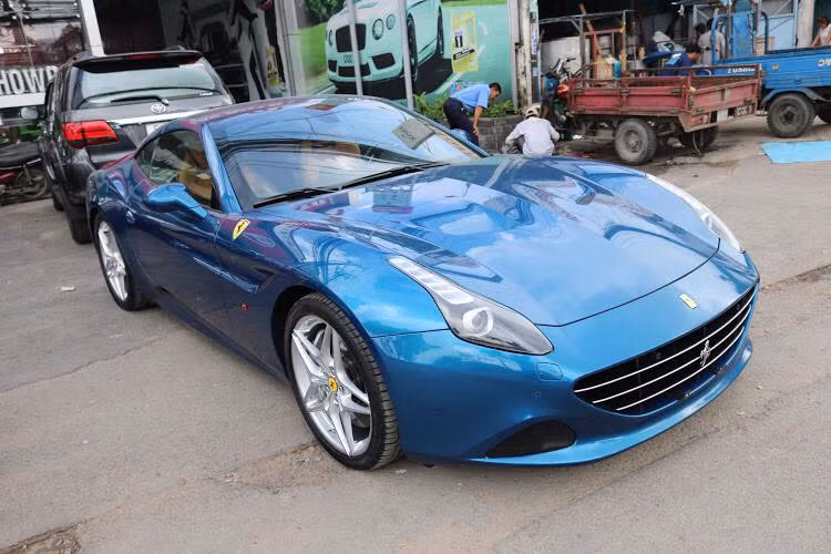 Giá bán Ferrari California T tại Mỹ được công bố khoảng 200.000 USD. Tuy nhiên khi về đến thị trường Việt Nam vào năm 2016, mức giá tạm tính sau thuế của siêu xe này được chào bán khoảng hơn 13,5 tỷ đồng - xe chủ yếu được các showroom tư nhân tại Việt Nam đem về bày bán.