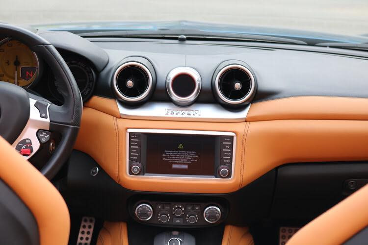 Hệ thống giải trí mới lần đầu tiên áp dụng trên một siêu xe Ferrari mới là ứng dụng Apple CarPlay mang đến nhiều trải nghiệm thú vị. Cùng với đó là hàng loạt các công nghệ hiện đại khác như hệ thống giảm sóc, hệ thống phanh, hệ thống lái mới, … giúp mang lại cảm giác lái chắc chắn hơn.