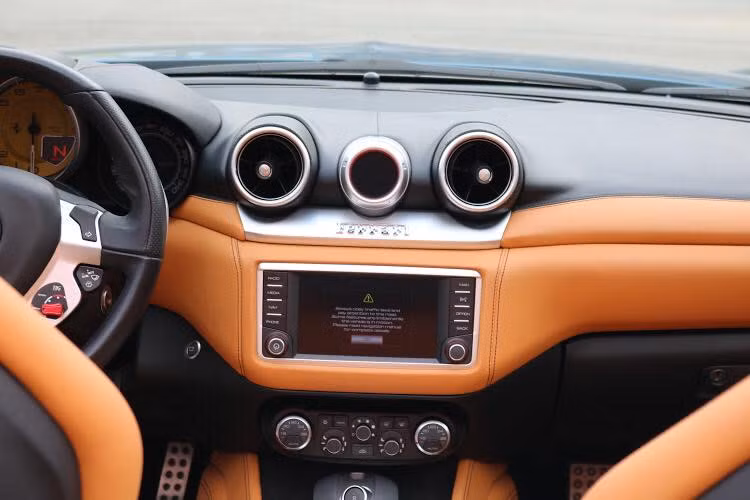 Hệ thống giải trí mới lần đầu tiên áp dụng trên một siêu xe Ferrari mới là ứng dụng Apple CarPlay mang đến nhiều trải nghiệm thú vị. Cùng với đó là hàng loạt các công nghệ hiện đại khác như hệ thống giảm sóc, hệ thống phanh, hệ thống lái mới, … giúp mang lại cảm giác lái chắc chắn hơn.