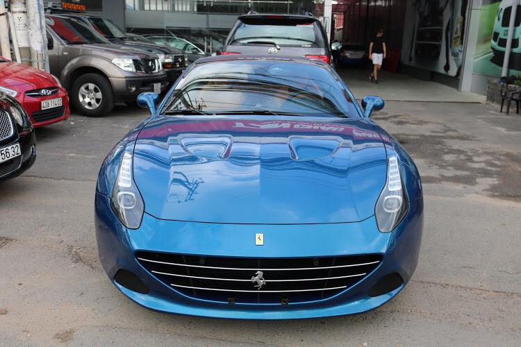 Ferrari California T mới tại Hải Phòng mang ngoại thất màu xanh nước biển. Xe vẫn giữ nguyên kiểu dáng như trên phiên bản California nhưng được trang bị động cơ mới, tên gọi được bổ sung thêm chữ “T” phía sau viết tắt của từ "Turbocharged" nhằm ám chỉ động cơ tăng áp kép. 