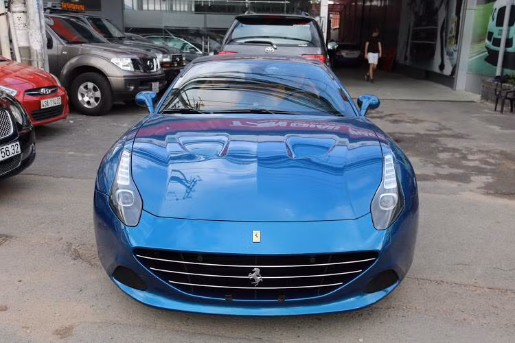 Ferrari California T mới tại Hải Phòng mang ngoại thất màu xanh nước biển. Xe vẫn giữ nguyên kiểu dáng như trên phiên bản California nhưng được trang bị động cơ mới, tên gọi được bổ sung thêm chữ “T” phía sau viết tắt của từ "Turbocharged" nhằm ám chỉ động cơ tăng áp kép. 