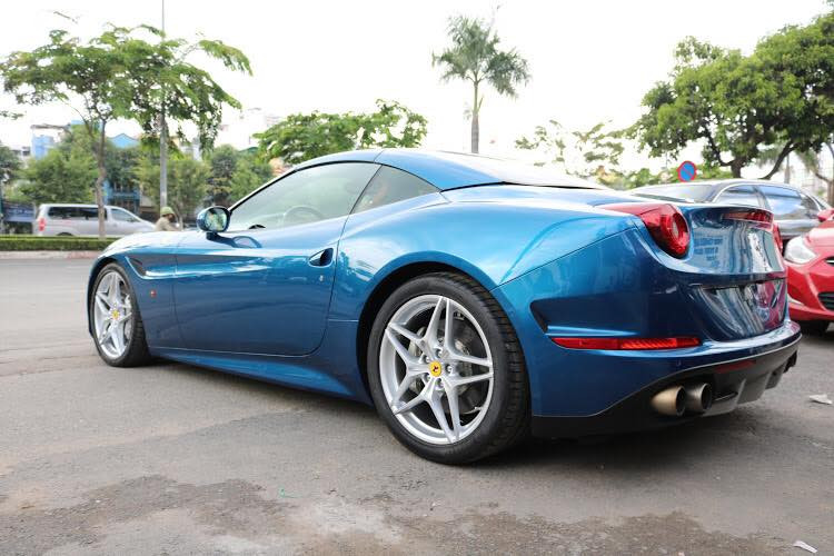 Mẫu siêu xe mui trần Ferrari California T chỉ có đúng 2 chiếc được các công ty nhập khẩu tư nhân đem về nước. Ngoài chiếc mới "làm dâu" tại Hải Phòng, 1 chiếc khác hiện đang nằm trong bộ sưu tập xe của ông Đặng Lê Nguyên Vũ, Chủ tịch của tập đoàn cà phê Trung Nguyên.