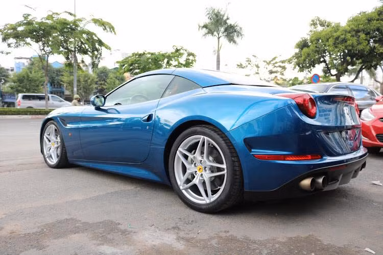 Mẫu siêu xe mui trần Ferrari California T chỉ có đúng 2 chiếc được các công ty nhập khẩu tư nhân đem về nước. Ngoài chiếc mới "làm dâu" tại Hải Phòng, 1 chiếc khác hiện đang nằm trong bộ sưu tập xe của ông Đặng Lê Nguyên Vũ, Chủ tịch của tập đoàn cà phê Trung Nguyên.