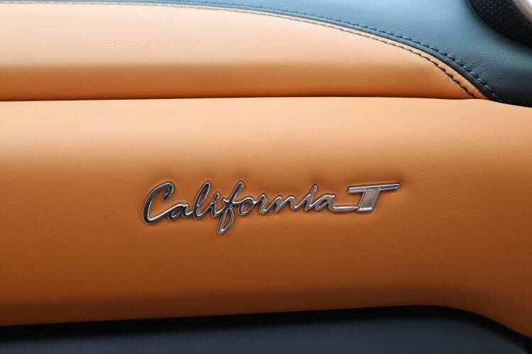 Khối động cơ đầy mạnh mẽ này đã mang đến cho Ferrari California T công suất tối đa lên đến 552 mã lực tại vòng tua máy 7.500 vòng/phút và mô-men xoắn cực đại 755 Nm tại 4.750 vòng/phút. 2 con số trên thế hệ đầu tiên Ferrari California chỉ dừng ở mức 453 mã lực và 485 Nm.