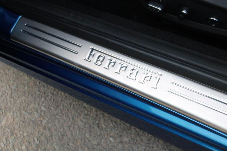 Ferrari California T thuộc dòng siêu xe mui trần nên chiếc mui xếp cứng chỉ mất khoảng 16 giây là có thể mở mui. Để đóng mui lại, người cầm lái cũng chỉ việc ấn nút. Ngay cả khi siêu xe này được chủ nhân cho đi dạo phố dưới 45 km/h, chiếc mui xếp cứng cũng có thể hoạt động đóng hoặc mở mui.