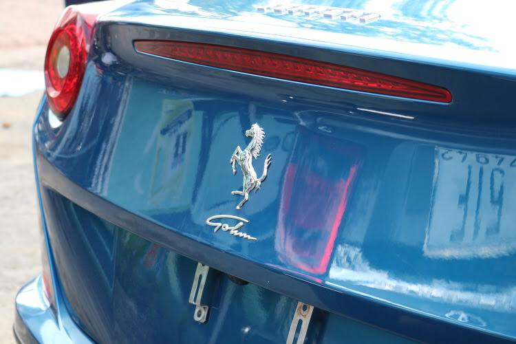 So với "đàn anh" Ferrari California trước đây, siêu xe mui trần California T thuộc thế hệ thứ 2 và có thiết kế thể thao hơn với điểm nhấn là đèn pha góc cạnh. Ngoài ra, vị trí đặt ống xả của Ferrari California T được đặt nằm ngang thay cho kiểu dựng đứng như đời đầu. 