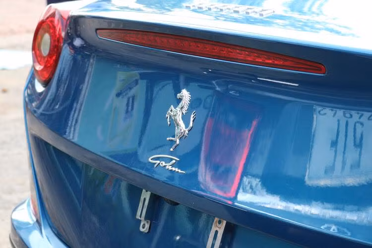 So với "đàn anh" Ferrari California trước đây, siêu xe mui trần California T thuộc thế hệ thứ 2 và có thiết kế thể thao hơn với điểm nhấn là đèn pha góc cạnh. Ngoài ra, vị trí đặt ống xả của Ferrari California T được đặt nằm ngang thay cho kiểu dựng đứng như đời đầu. 