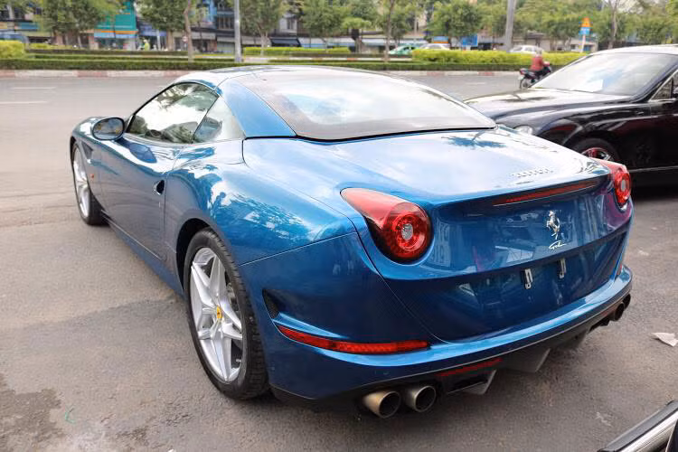 Động cơ trên Ferrari California T kết hợp cùng hộp số ly hợp kép 7 tốc độ tương tự xe đua F1, nhờ đó, siêu xe mui trần thế hệ thứ 2 này chỉ mất thời gian 3,6 giây để tăng tốc lên 100 km/h từ vị trí xuất phát trước khi đạt vận tốc tối đa 315 km/h. 