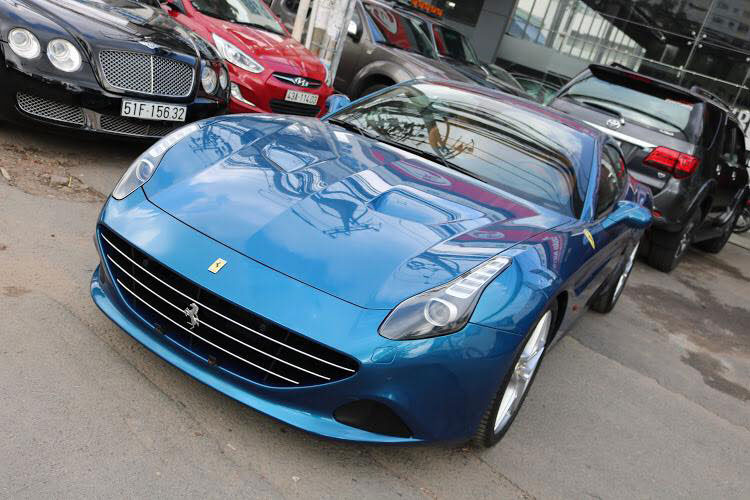 Mới đây, một doanh nhân tại Hải Phòng đã bổ sung vào bộ sưu tập xe "khủng" của mình một chiếc siêu xe Ferrari California T thuộc diện hàng hiếm tại thị trường Việt Nam. Siêu xe mui trần được doanh nhân đến từ đất Cảng mua lại của một công ty nhập khẩu tư nhân quận 5, TP HCM.