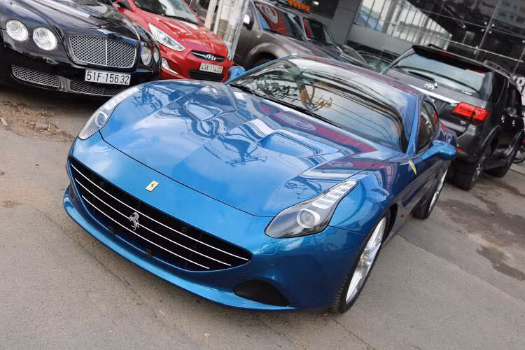 Mới đây, một doanh nhân tại Hải Phòng đã bổ sung vào bộ sưu tập xe "khủng" của mình một chiếc siêu xe Ferrari California T thuộc diện hàng hiếm tại thị trường Việt Nam. Siêu xe mui trần được doanh nhân đến từ đất Cảng mua lại của một công ty nhập khẩu tư nhân quận 5, TP HCM.