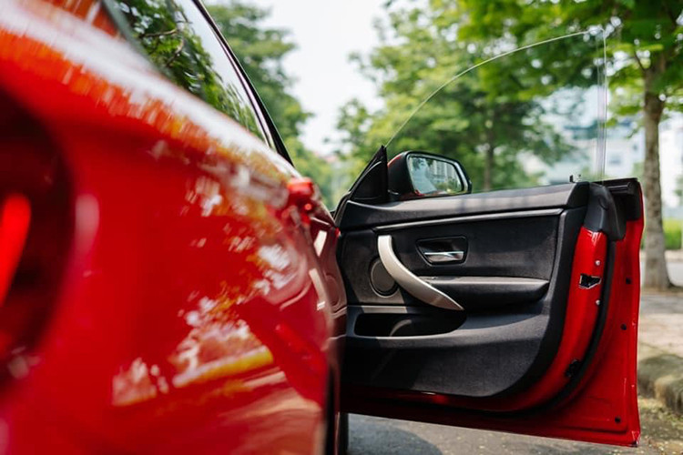 Do BMW 4-Series đời 2014 này được xây dựng trên nền tảng của "người anh em" 3-Series F30 thời điểm đó, nên nội thất của chúng có sự tương đồng cả về phong cách thiết kế lẫn các công nghệ, trang thiết bị hỗ trợ. 