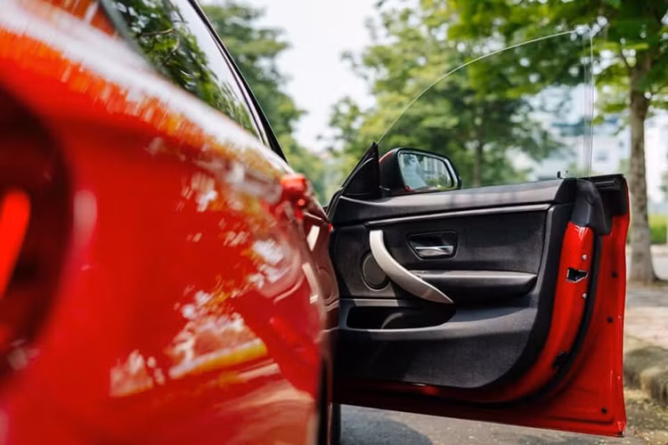 Do BMW 4-Series đời 2014 này được xây dựng trên nền tảng của "người anh em" 3-Series F30 thời điểm đó, nên nội thất của chúng có sự tương đồng cả về phong cách thiết kế lẫn các công nghệ, trang thiết bị hỗ trợ. 