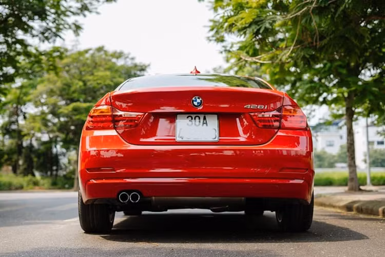 Thiết kế ngoại thất của 428i Grand Coupe không có nhiều sự khác biệt so với các phiên bản coupe và Convertible được giới thiệu trước đó. Xe được trang bị lazang hợp kim kích thước 18'' có thiết kế nan hình ngôi sao, gương chiếu hậu chỉnh điện, gập điện tích hợp đèn báo rẽ...