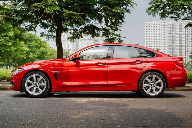 BMW 428i Grand Coupe đời 2014 tại Việt Nam sở hữu kích thước tổng thể dài x rộng x cao tương ứng 4.638 x 1.825 x 1.389 (mm) chiều dài cơ sở 2.810 mm. Thể tích khoang hành lý trên xe rộng 480 lít, và có thể lên đến 1.300 lít khi ghế sau gập hoàn toàn.