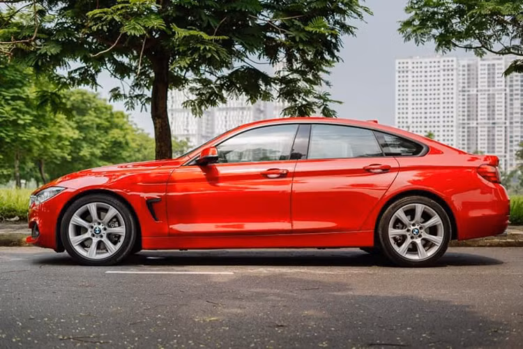 BMW 428i Grand Coupe đời 2014 tại Việt Nam sở hữu kích thước tổng thể dài x rộng x cao tương ứng 4.638 x 1.825 x 1.389 (mm) chiều dài cơ sở 2.810 mm. Thể tích khoang hành lý trên xe rộng 480 lít, và có thể lên đến 1.300 lít khi ghế sau gập hoàn toàn.