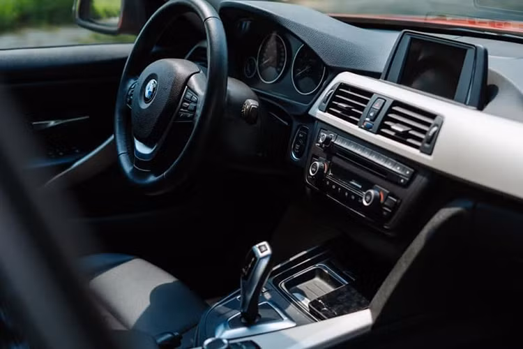 Ghế ngồi bố trí theo dạng 2+2, với ghế trước ôm sát người lái, chỉnh điện và có chế độ nhớ. Bảng điều khiển trung tâm hướng về người lái. Hệ thống âm thanh tiêu chuẩn là loại 9 loa, công suất 205W có đầu DVD, nghe radio; có thể nâng cấp lên Harman Kardon 16 loa âm thanh vòm.