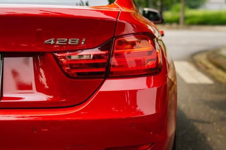 Cụm đèn pha trên BMW 428i Grand Coupe là sự cấu thành của 2 vòng tròn xenon kép đặc trưng, cùng đèn LED mí và các viền crôm sáng, tạo hiệu ứng ánh sáng đa chiều. 2 hốc thoát gió bên hông giảm sức cản ở vận tốc cao. Đèn xi-nhan tích hợp ngay trên gương chiếu hậu.