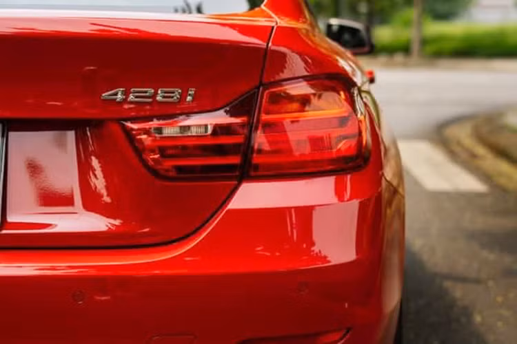 Cụm đèn pha trên BMW 428i Grand Coupe là sự cấu thành của 2 vòng tròn xenon kép đặc trưng, cùng đèn LED mí và các viền crôm sáng, tạo hiệu ứng ánh sáng đa chiều. 2 hốc thoát gió bên hông giảm sức cản ở vận tốc cao. Đèn xi-nhan tích hợp ngay trên gương chiếu hậu.