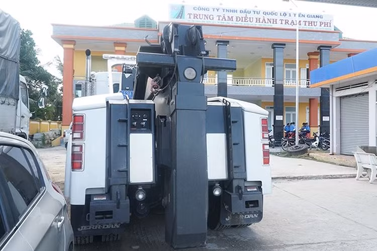 Trên group Bạn Hữu Đường Xa, nhiều tài xế đã cho rằng chiếc "siêu đầu kéo" này có thể khắc chế được những chiếc xe container nặng nề "lì lợm" không chịu di chuyển, vốn là điều mà các xe kéo hạng nhẹ khác bó tay.