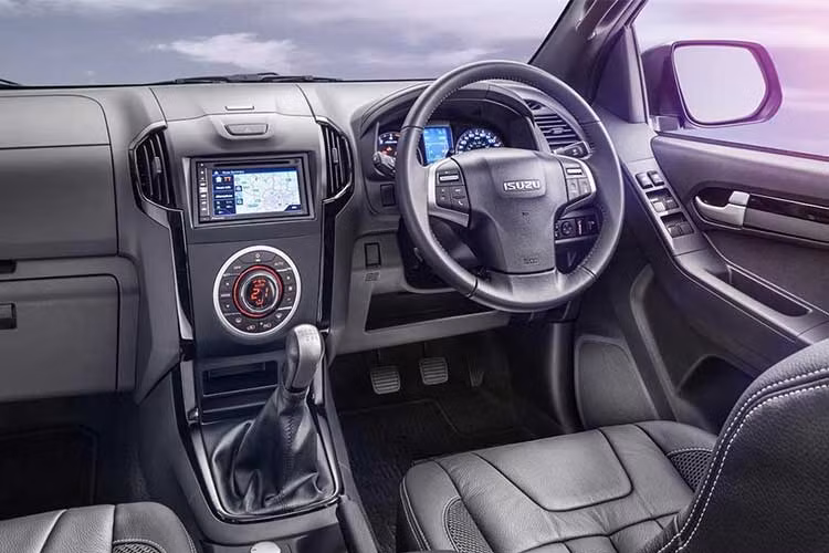 Ngược với ngoại thất, nội thất của Isuzu D-Max 2018 chỉ bổ sung chất liệu bọc da mới và một số điều chỉnh trong trang bị cho mẫu xe bán tải này, còn lại hầu như không thay đổi so với trước. Phiên bản Premium 3.0 L và Z-Prestige sẽ sở hữu lớp da bọc và nội thất với kiểu thêu hình học.