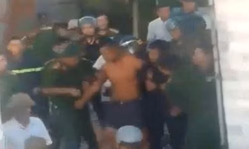 Hang chuc canh sat vay ham doi tuong om binh gas co thu