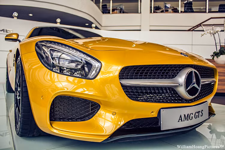 Theo đó mẫu xe đàn em của Mercedes SLS AMG được áp dụng tên mới thành Mercedes-AMG GT. Mẫu xe này được giới thiệu lần đầu tiên vào tháng 9/2014 với hai phiên bản GT và GT S nhằm cạnh tranh với dòng xe thể thao Porsche 911, Jaguar F-Type...