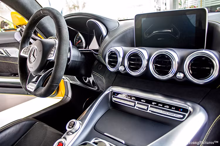 Là mẫu siêu xe thể thao hướng đến những trải nghiệm tốc độ nhưng Mercedes-AMG GT S vẫn được trang bị hàng loạt các tiện nghi cao cấp như: Ghế xe bọc da thể thao điều chỉnh điện cùng chức năng sưởi, bộ nhớ 3 vị trí cho ghế, tay lái &amp; gương chiếu hậu bên ngoài,..
